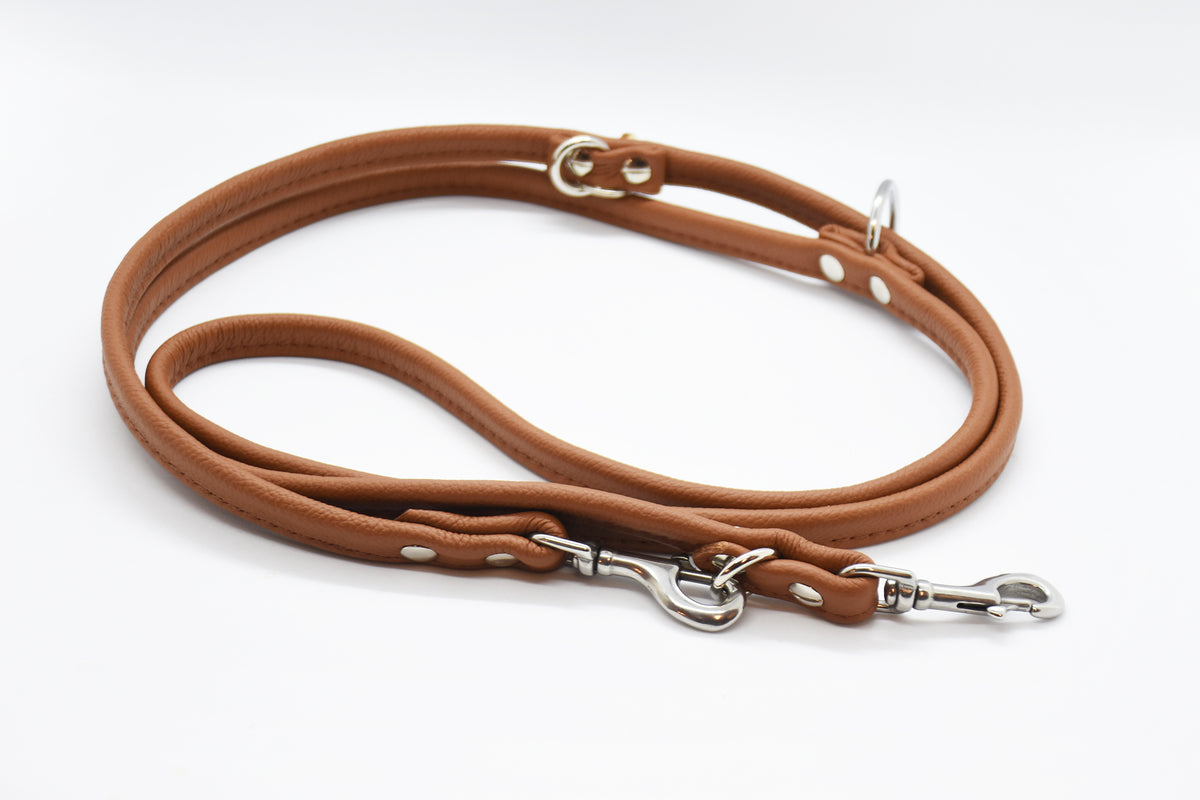Eine elegante doppelt gebuggte Rundlederleine in tiefem Braun verströmt zeitlose Klasse. Das weiche Leder passt sich perfekt deiner Hand an und verleiht jedem Spaziergang ein Hauch von Luxus.