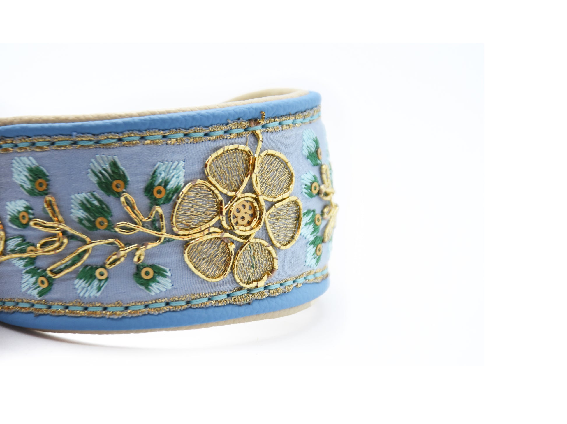 Detailfoto des bestickten Sari Windhundhalsband