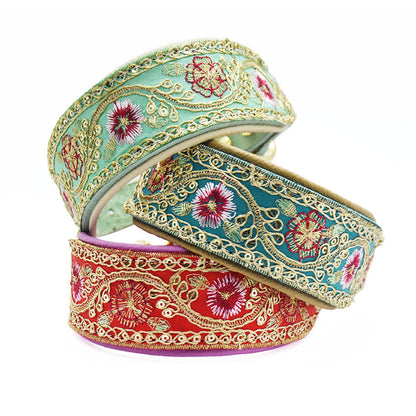 Handgefertigtes Windhundset aus rotem Fettleder mit floraler Sari Borte