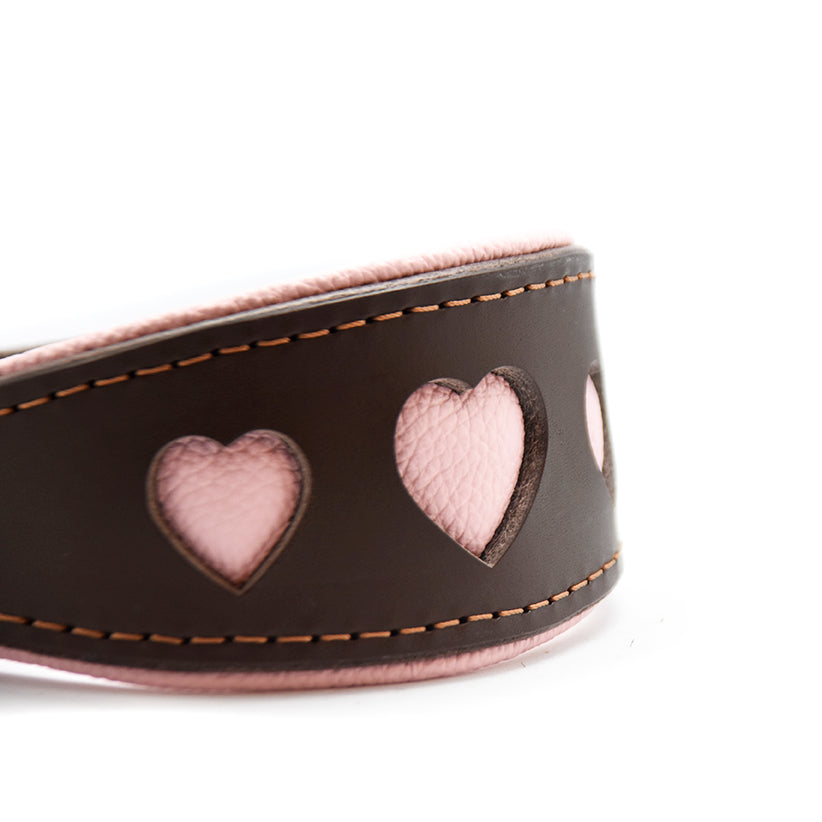 Windhundhalsband aus Geschirrleder mit ausgestanzten Herzen gepolstert